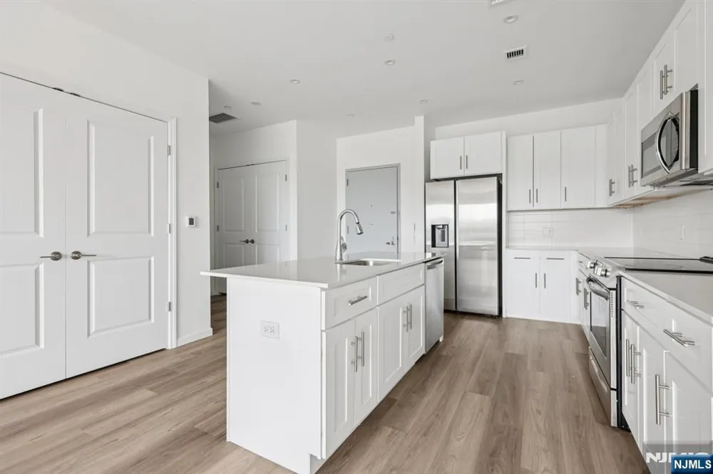 2 Executive Drive 807 Fort Lee, NJ 07024