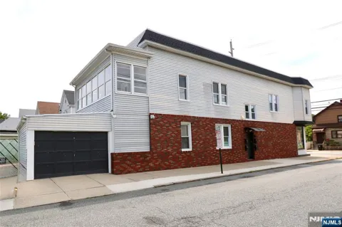 59 Locust Avenue 2R