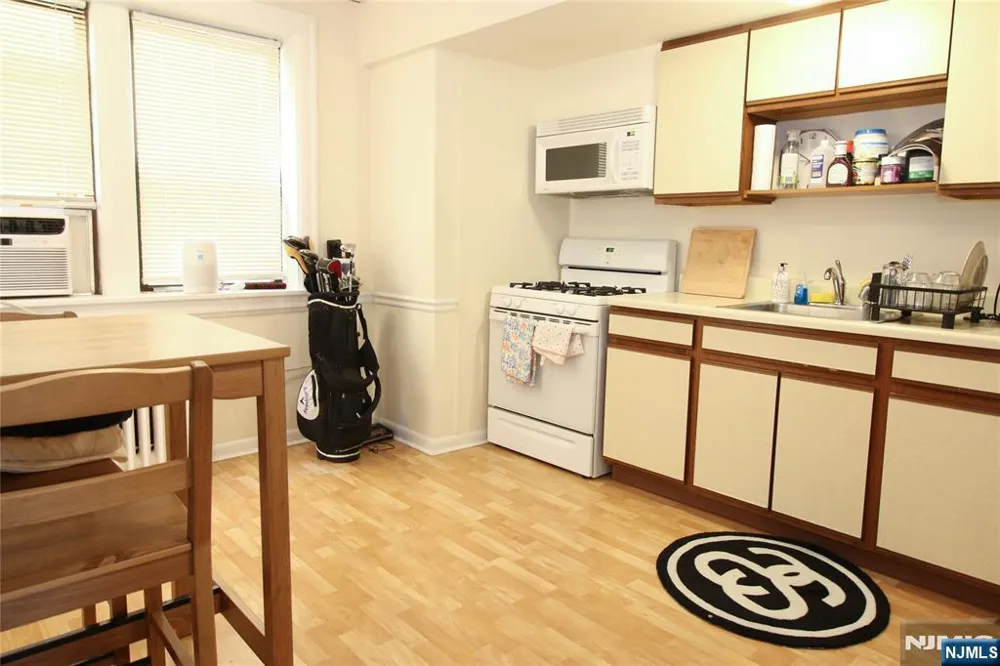 54-56 Oak Street 3 Ridgewood, NJ 07450