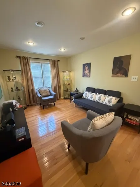 652 Holly Ln North Brunswick, NJ 08902