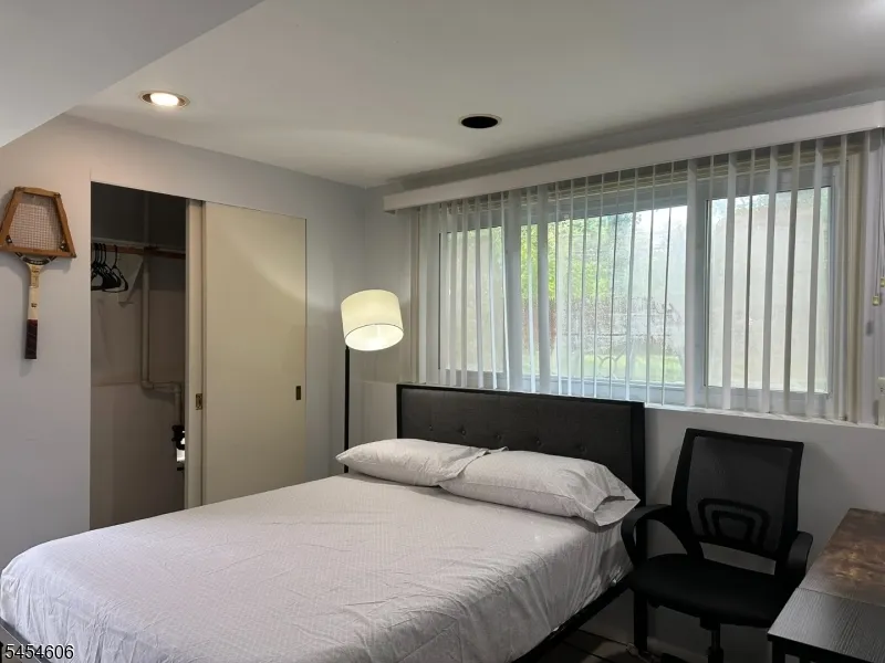 652 Holly Ln North Brunswick, NJ 08902
