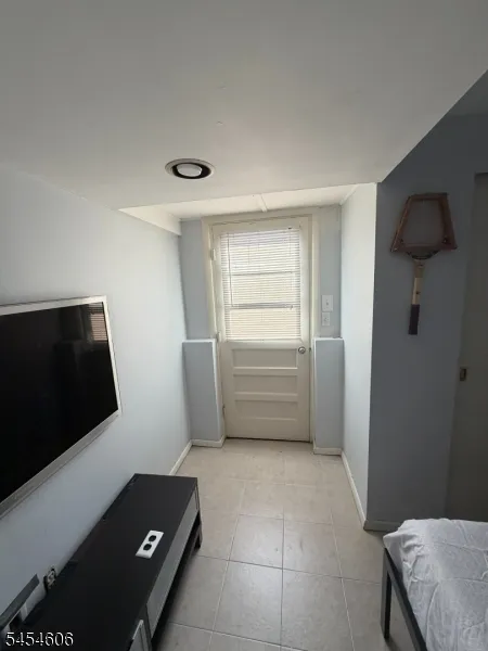 652 Holly Ln North Brunswick, NJ 08902