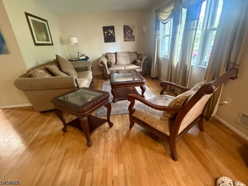 652 Holly Ln North Brunswick, NJ 08902