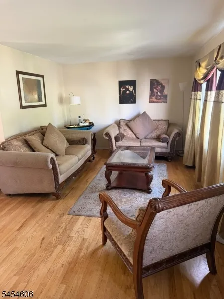 652 Holly Ln North Brunswick, NJ 08902