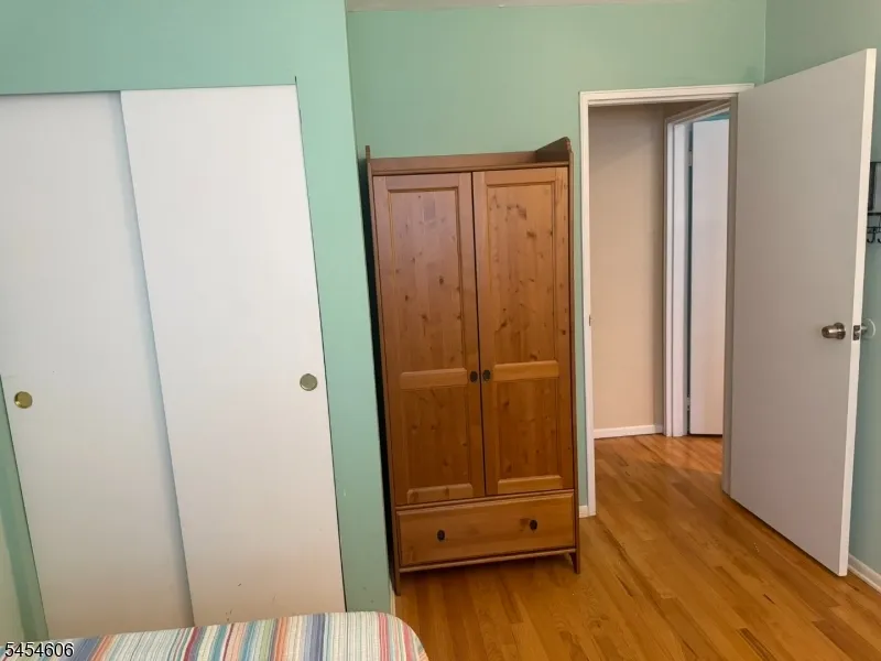 652 Holly Ln North Brunswick, NJ 08902