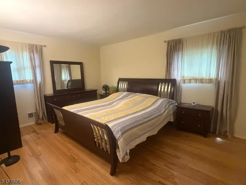 652 Holly Ln North Brunswick, NJ 08902