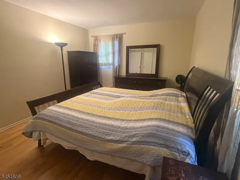 652 Holly Ln North Brunswick, NJ 08902