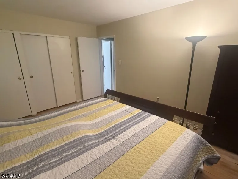 652 Holly Ln North Brunswick, NJ 08902