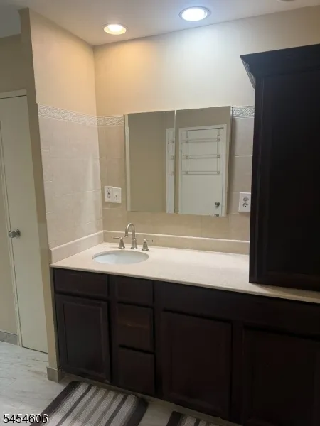 652 Holly Ln North Brunswick, NJ 08902