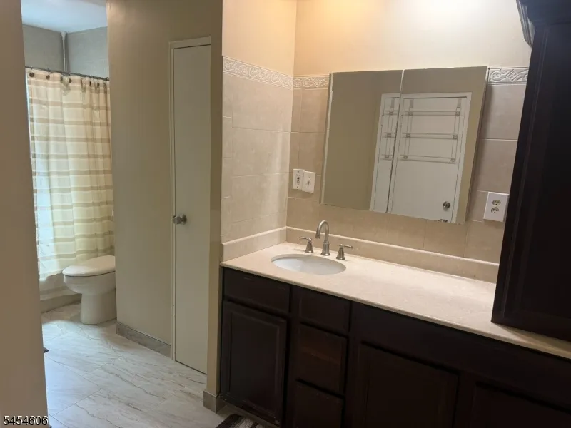 652 Holly Ln North Brunswick, NJ 08902