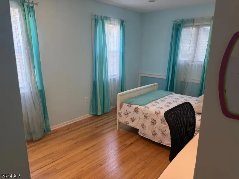 652 Holly Ln North Brunswick, NJ 08902