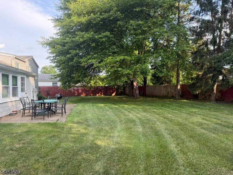 652 Holly Ln North Brunswick, NJ 08902