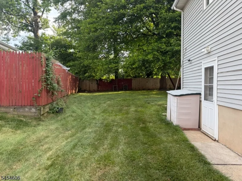 652 Holly Ln North Brunswick, NJ 08902