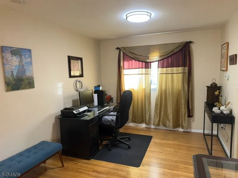 652 Holly Ln North Brunswick, NJ 08902
