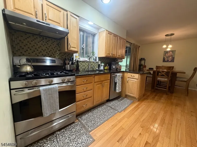 652 Holly Ln North Brunswick, NJ 08902