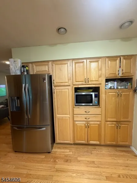 652 Holly Ln North Brunswick, NJ 08902