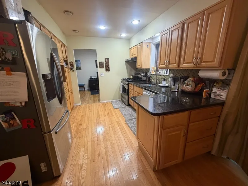 652 Holly Ln North Brunswick, NJ 08902