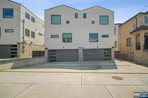 66B Henry Avenue