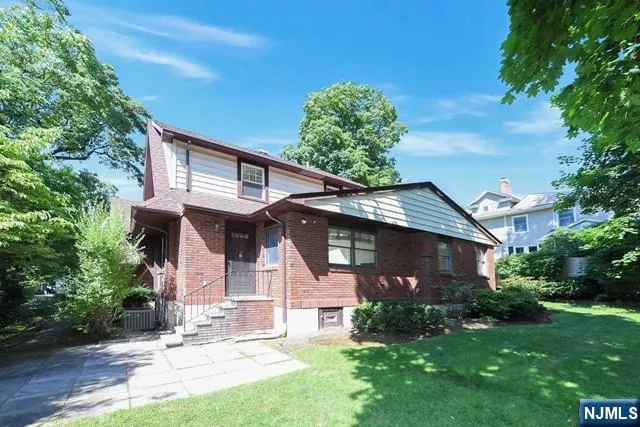 8 Laurel Avenue Tenafly, NJ 07670