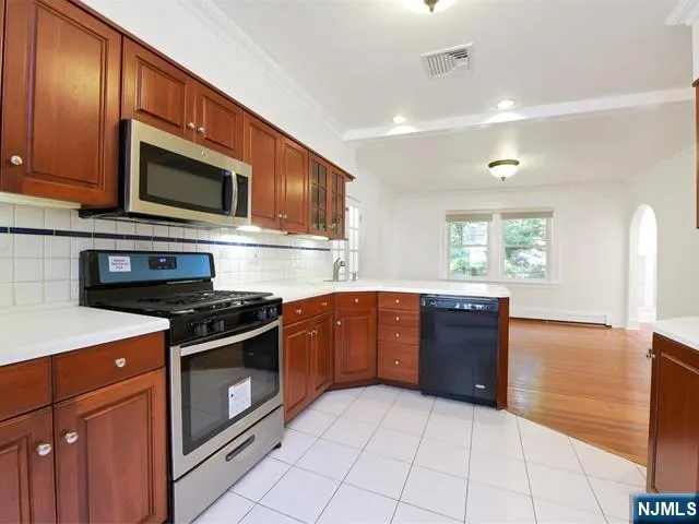8 Laurel Avenue Tenafly, NJ 07670