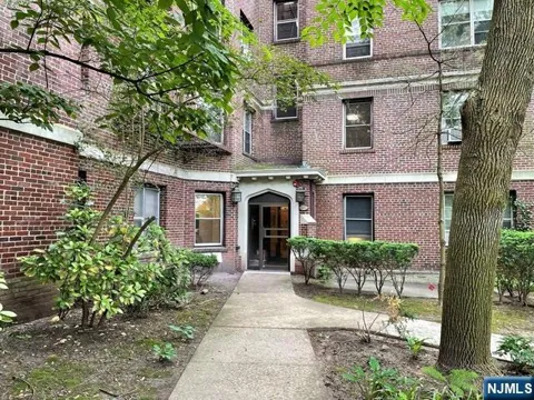 100 Palisade Avenue C13
