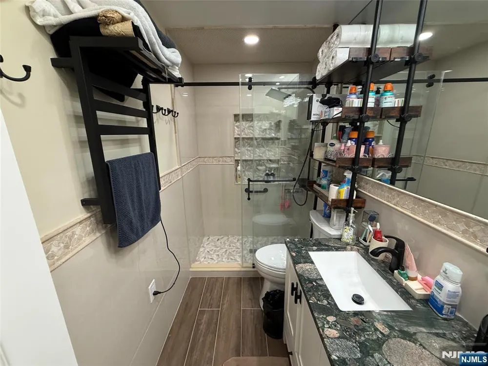 25-3 Tamaron Drive Waldwick, NJ 07463