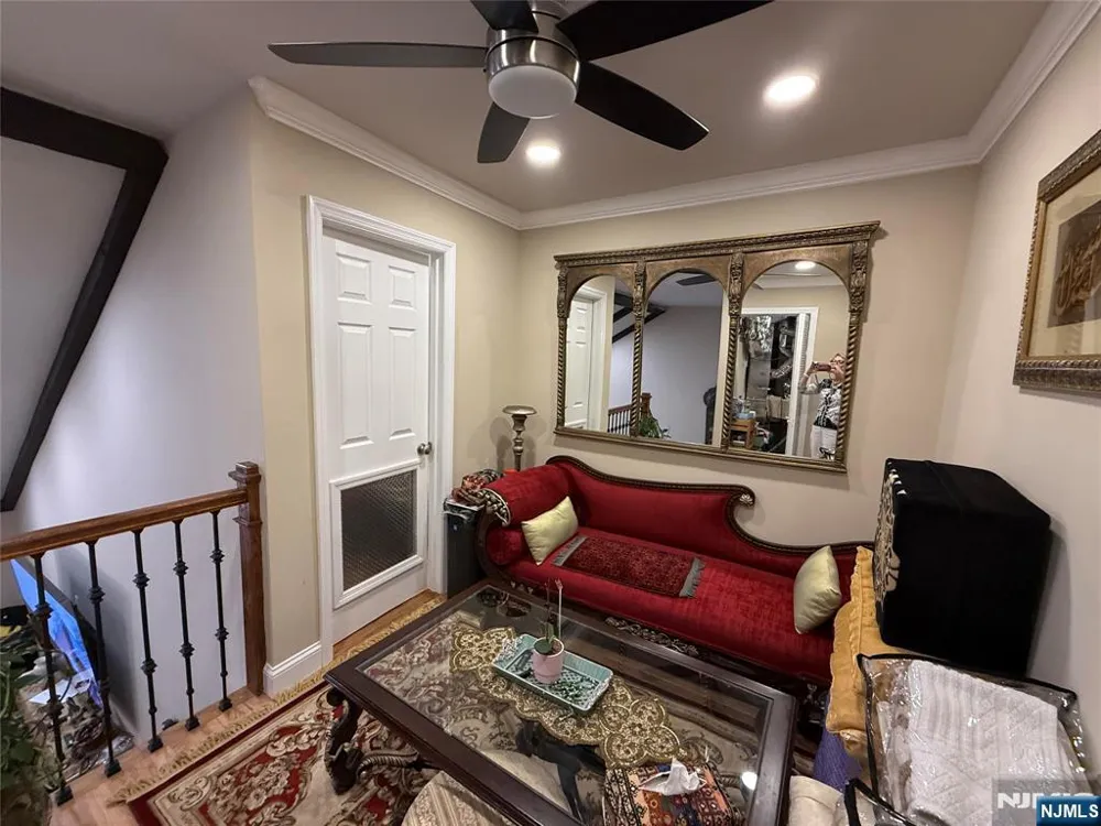 25-3 Tamaron Drive Waldwick, NJ 07463