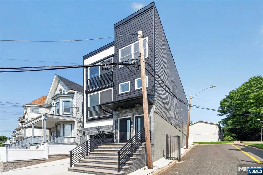 62 Hillside Avenue 1 Newark, NJ 07108