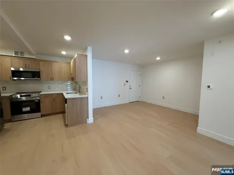 627 Valley Road E