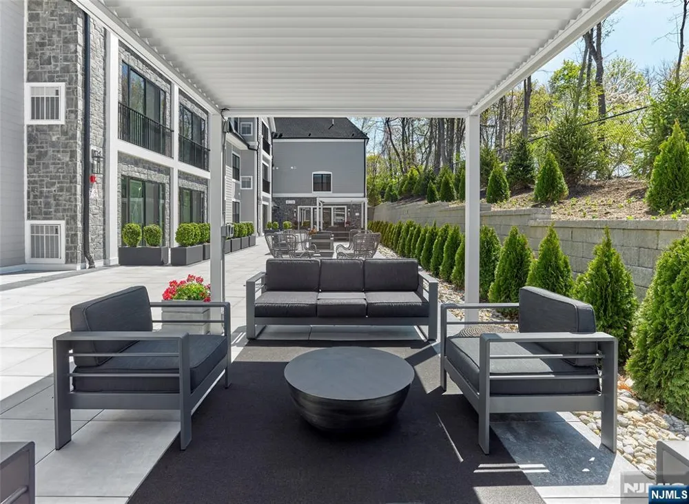 8 Tice Road 302 Franklin Lakes, NJ 07417