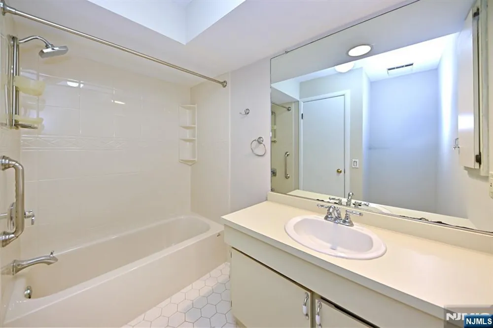204 Indian Hollow 204 Mahwah, NJ 07430