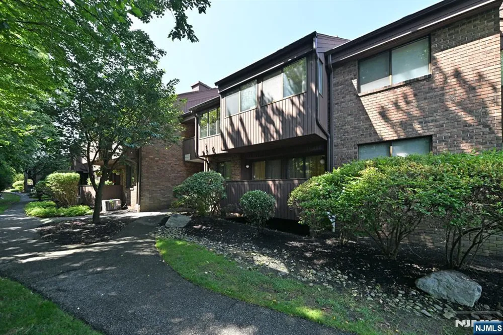 204 Indian Hollow 204 Mahwah, NJ 07430