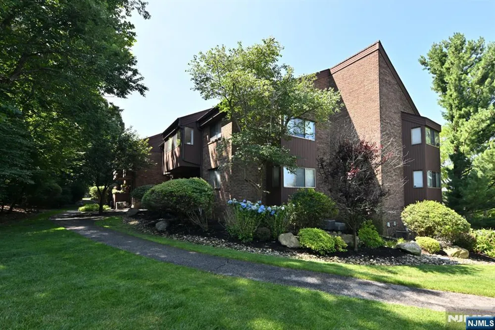 204 Indian Hollow 204 Mahwah, NJ 07430