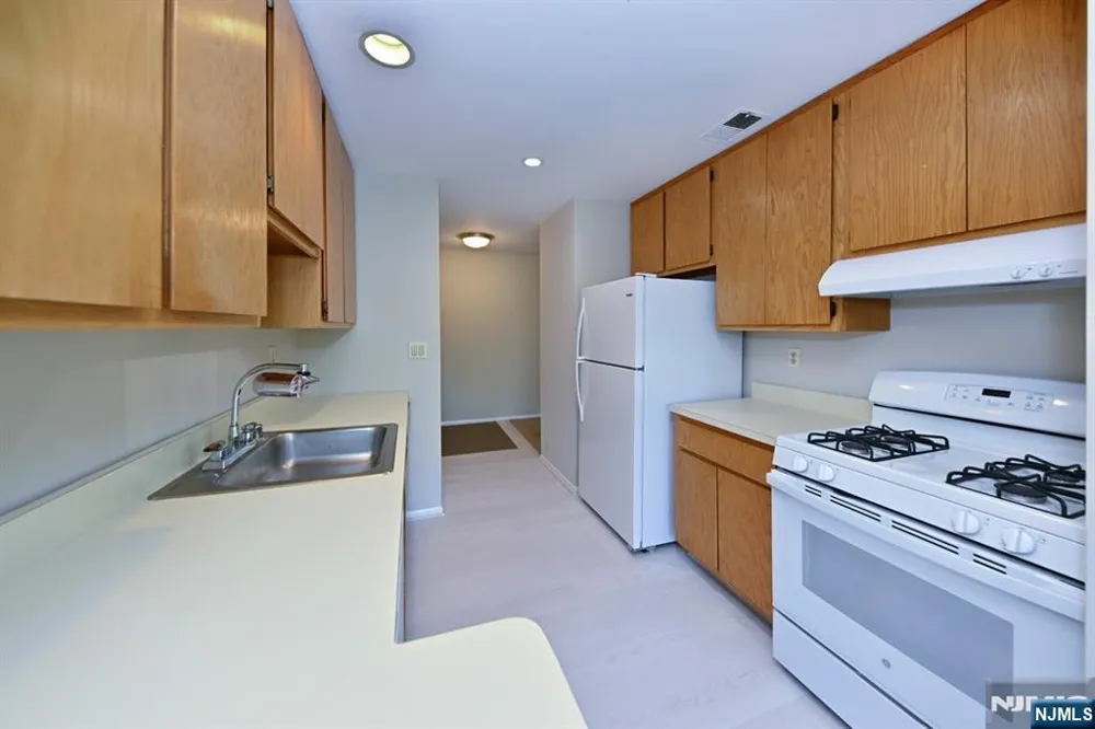 204 Indian Hollow 204 Mahwah, NJ 07430