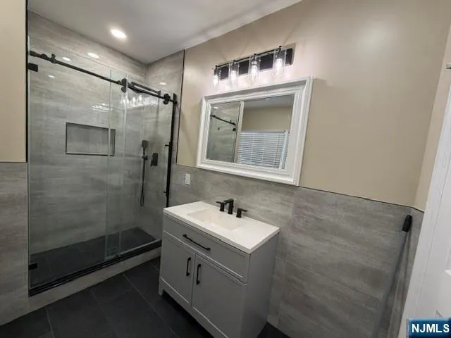 225 E 19th Street 2nd Paterson, NJ 07524