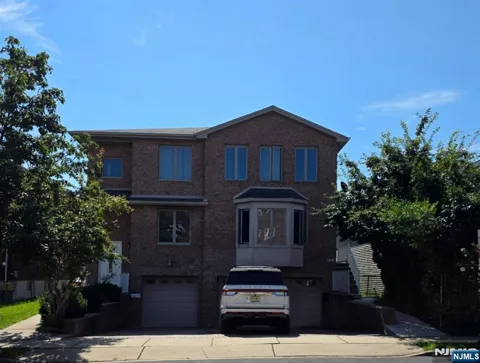 424 Lincoln Street 2nd Floor