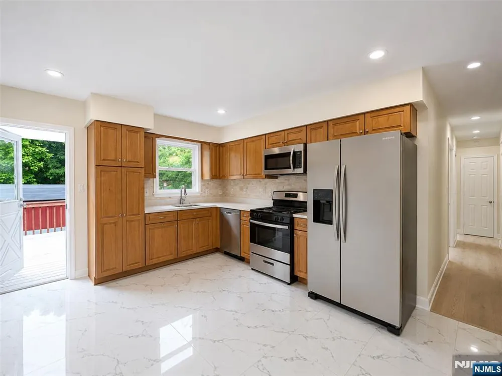 28 Carr Street 1 Pompton Lakes, NJ 07442