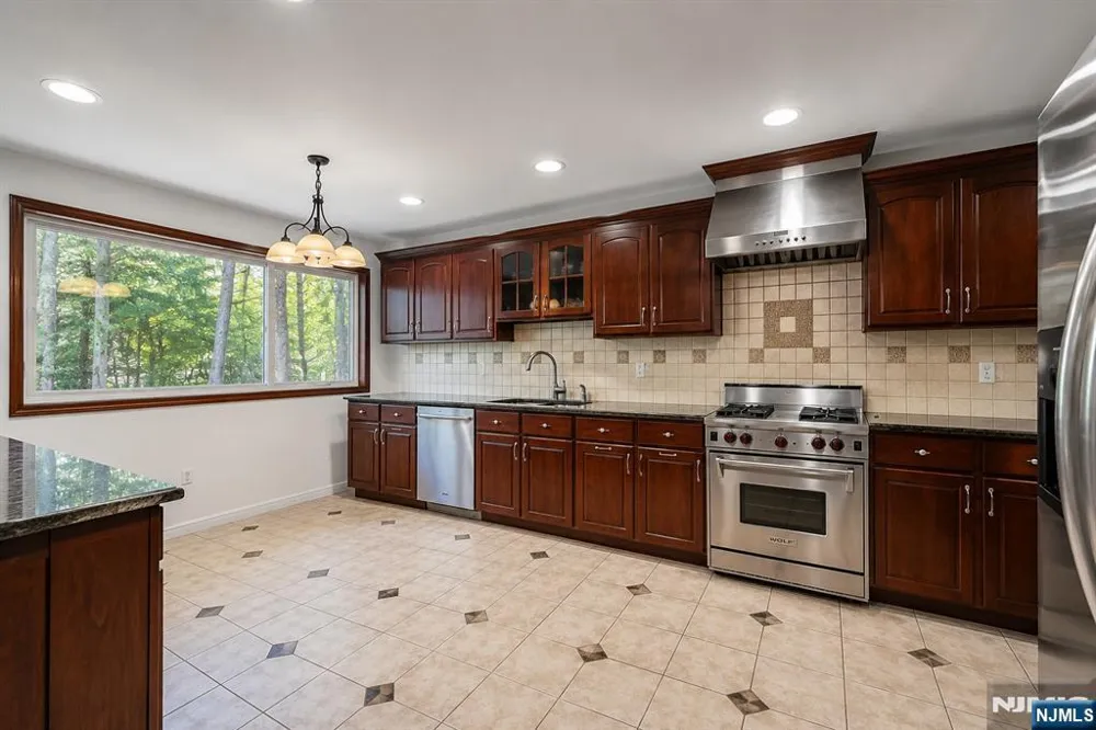 111 Ramille Court Paramus, NJ 07652