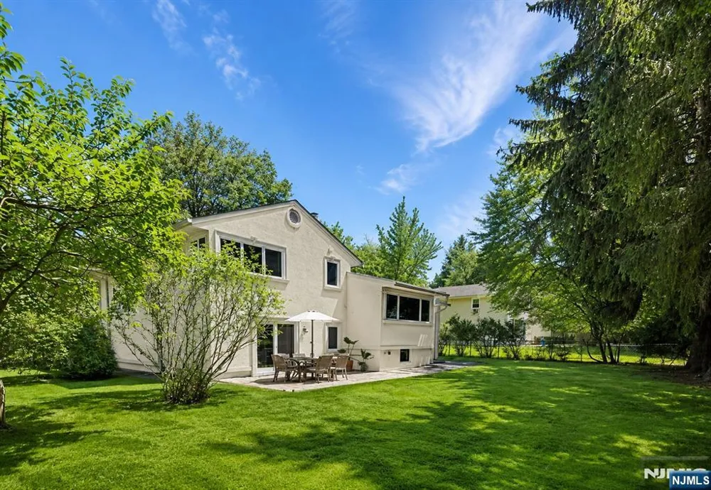 111 Ramille Court Paramus, NJ 07652