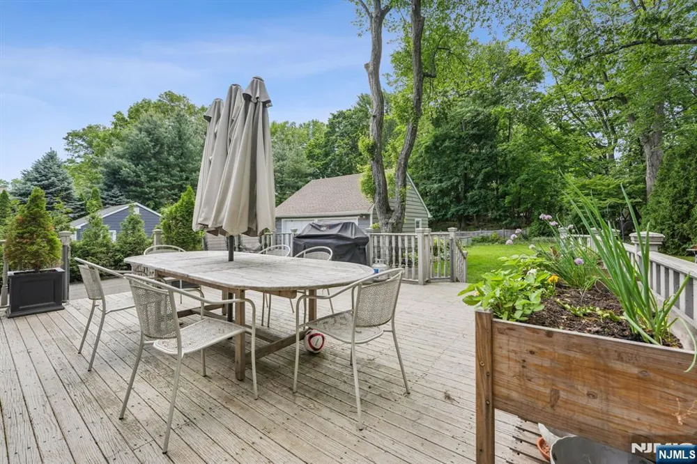 211 Pinelynn Road Glen Rock, NJ 07452