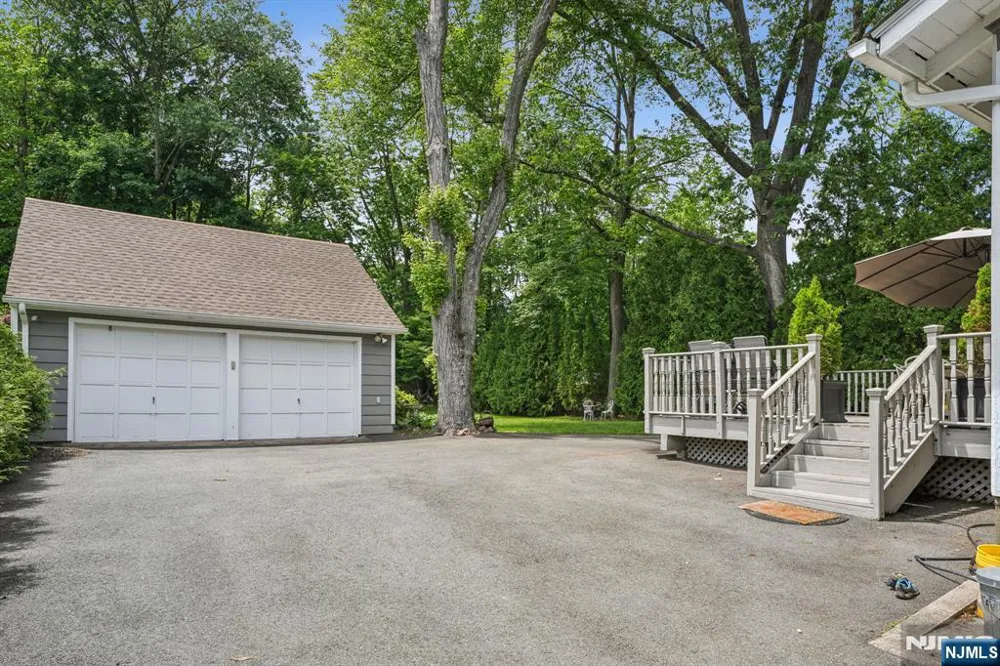 211 Pinelynn Road Glen Rock, NJ 07452