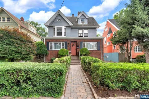 558 Argyle Avenue 2