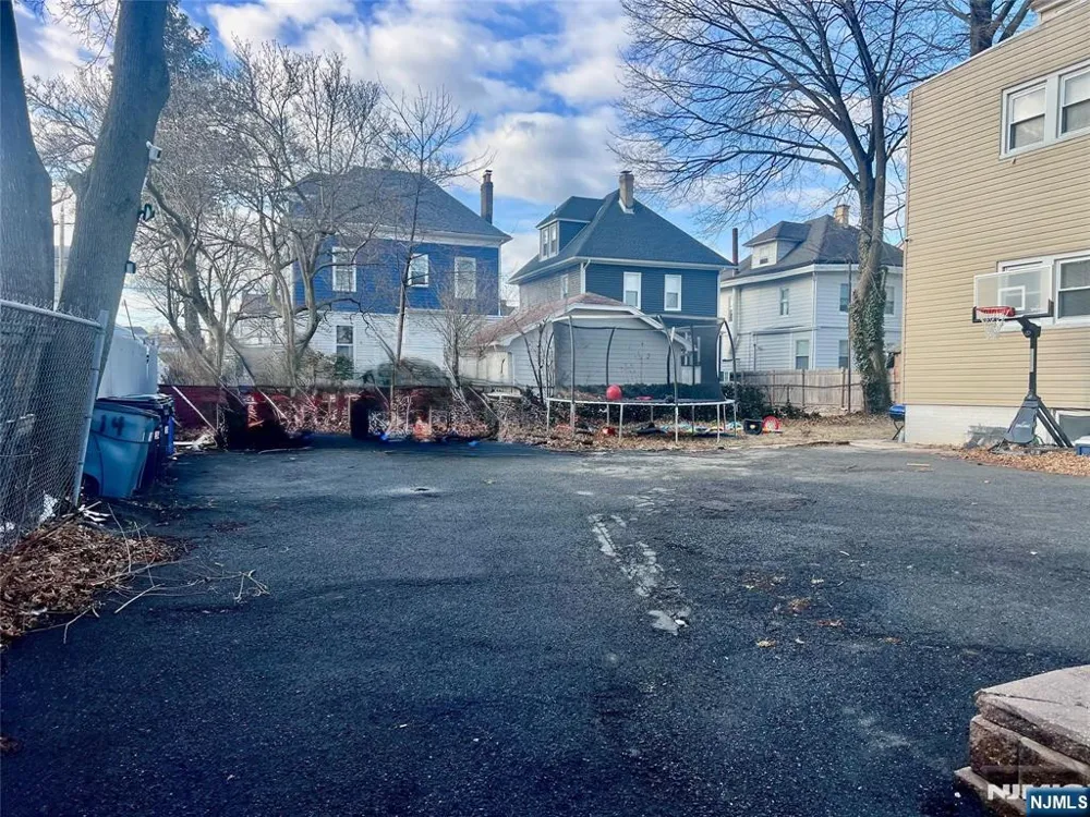 10-14 Noll Place 3 Newark, NJ 07106