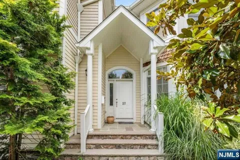 25 E Linden Avenue