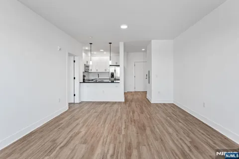 520 Cliff Street 202