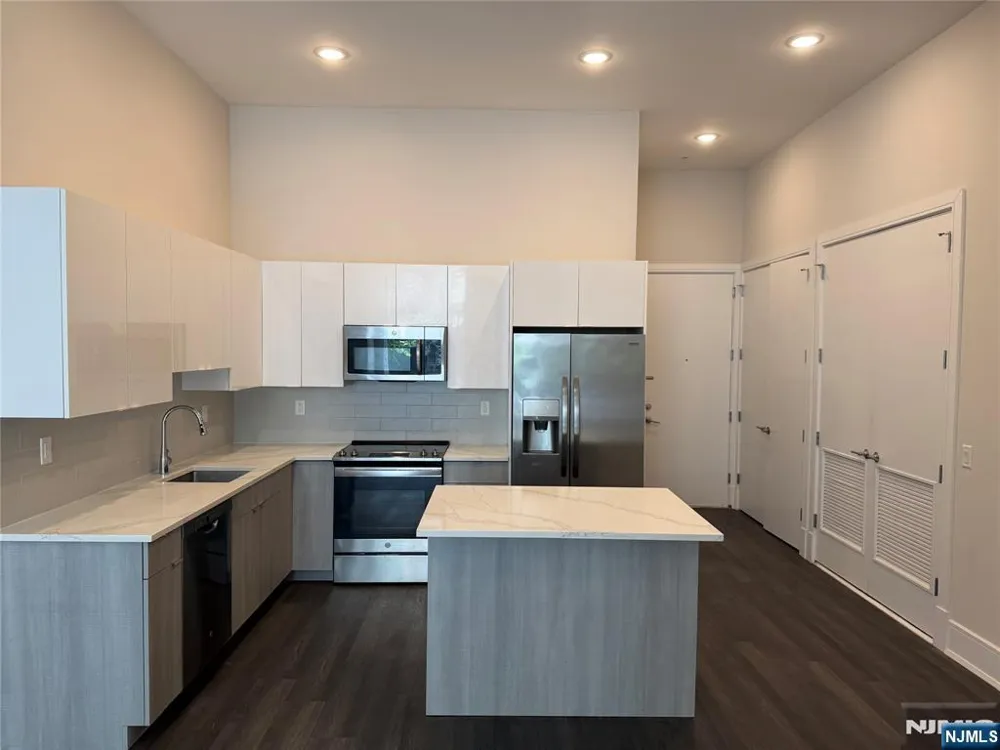 470 Main Street 304 Fort Lee, NJ 07024