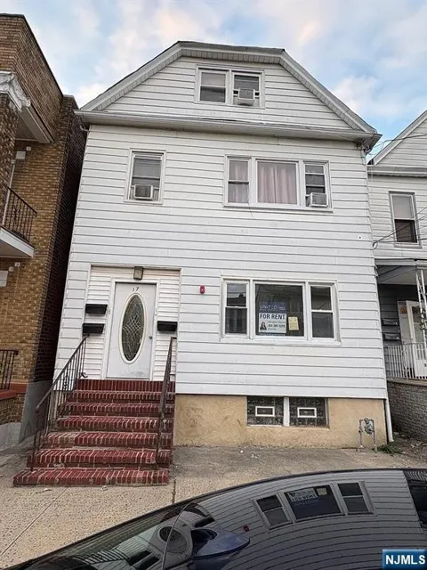 17 Farnham Avenue 1