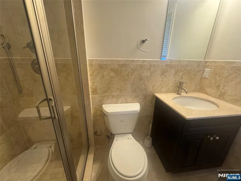 535 7th Street B Palisades Park, NJ 07650