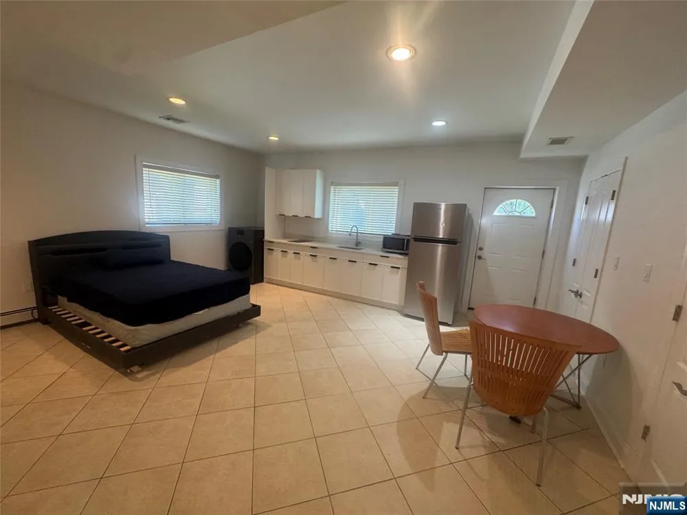 535 7th Street B Palisades Park, NJ 07650