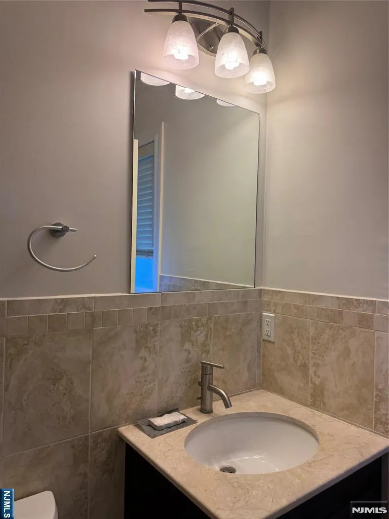 535 7th Street B Palisades Park, NJ 07650